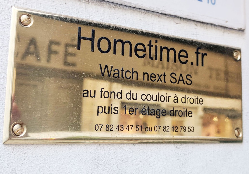 Photo de la manipulation de la lunette tournante d'une Omega Seamaster